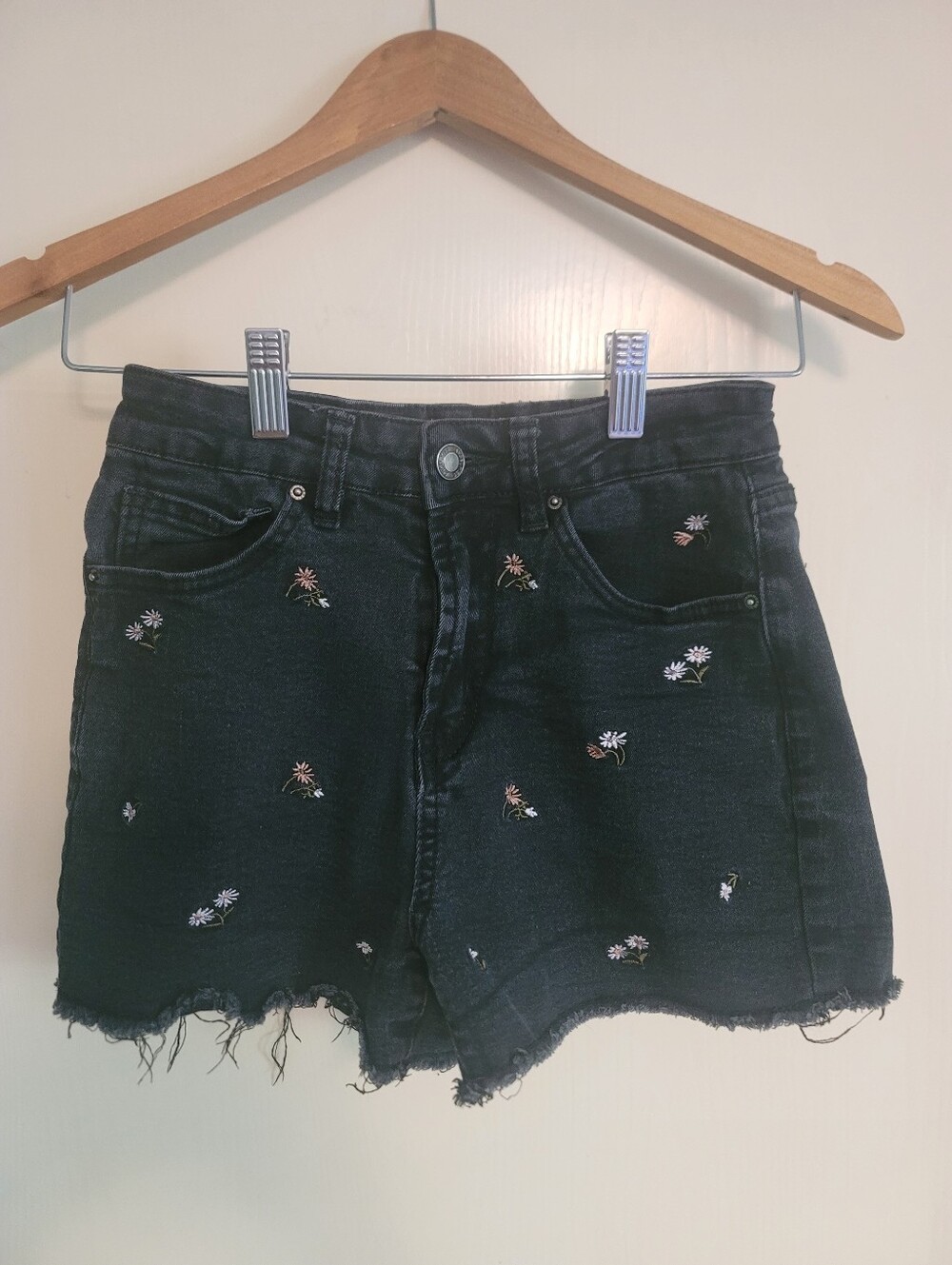 Angel Kiss 3/26 Black Daisy Embroidered Denim Shorts Raw Hem.